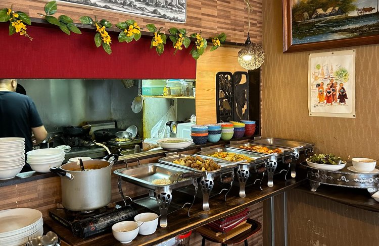 オリエンタルな雰囲気の店内。