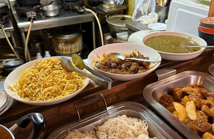 左から、和えそば、レバーと砂肝のカレー、青唐辛子のカレー。煮込み料理のほかには、野菜と魚から作ったドレッシングで食べるサラダもある。