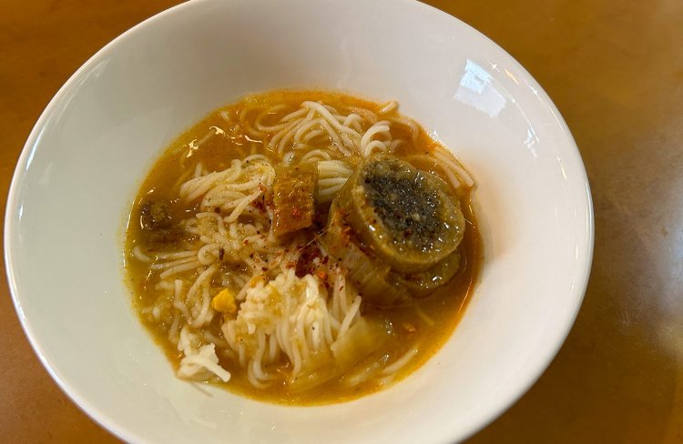 魚介スープで食べるそうめん＝モヒンガー。