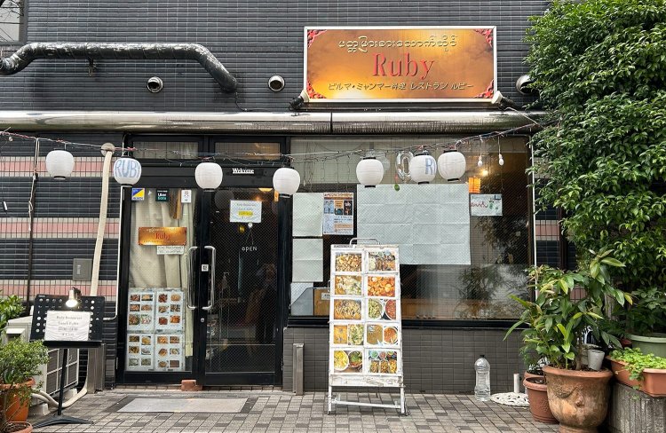 提灯が飾られた外観。