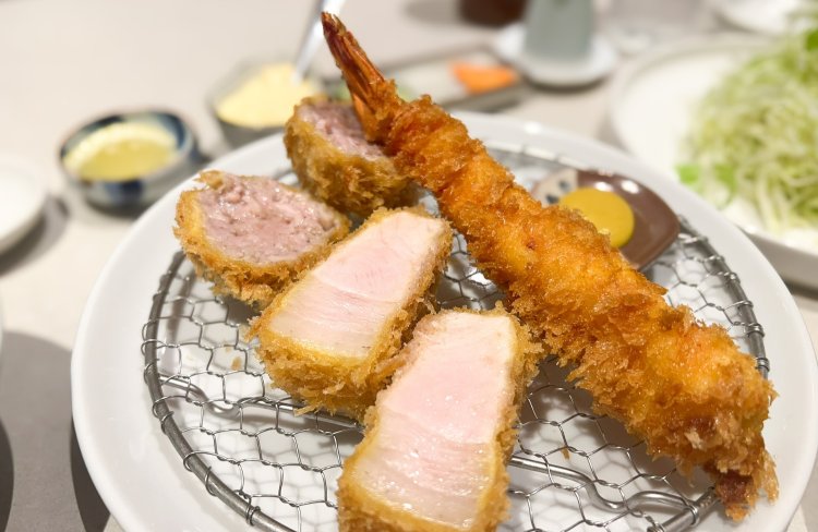 岩塩のほか、とんかつにかける用のソースも用意されているので好みに合わせて味わえる。