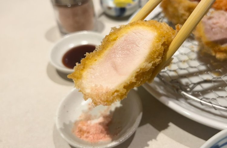 ほんのりレアに揚がった極みのささみフライは、その柔らかさと軽さに驚く。