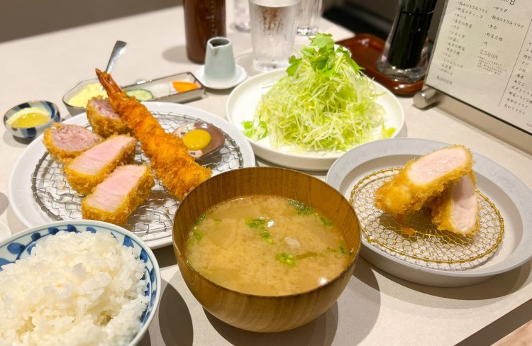 サクフワ食感を楽しむミックスフライ定食3品2400円。