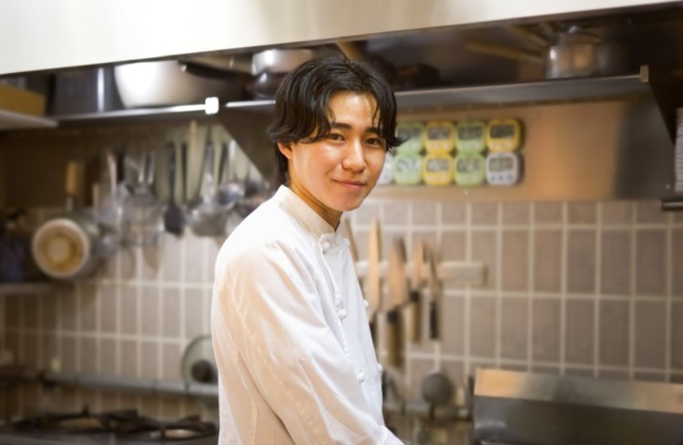 副料理長の新崎雄大（しんざきゆうだい）さん。