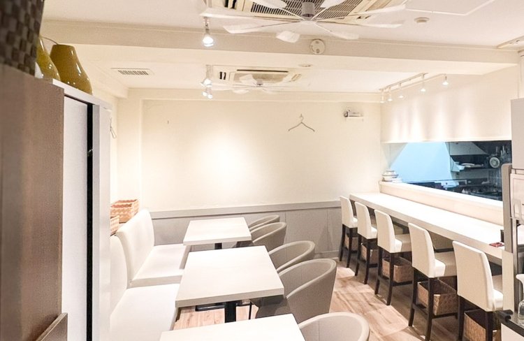 白で統一された店内は落ち着く空間だ。