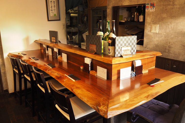 開店前にお邪魔したので西日が差し込んでいるが、照明を絞った店内は日が沈むとより落ち着いた雰囲気になる。