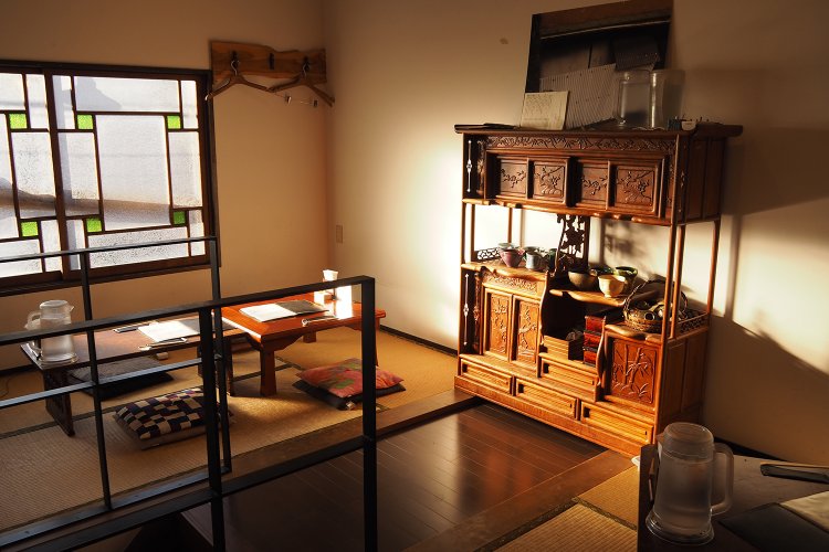 2階は座敷になっていて、民家のような空気感。