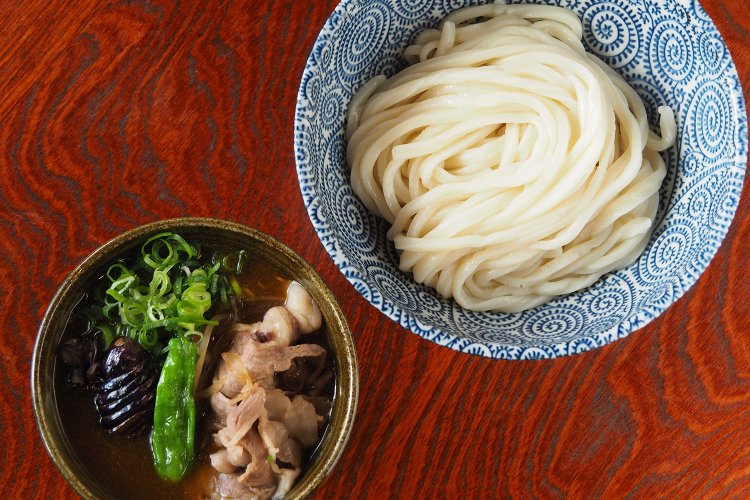 和牛カレーうどん1320円。普段は温かいうどんのみだが、夏は写真のようなつけうどんでも提供する。