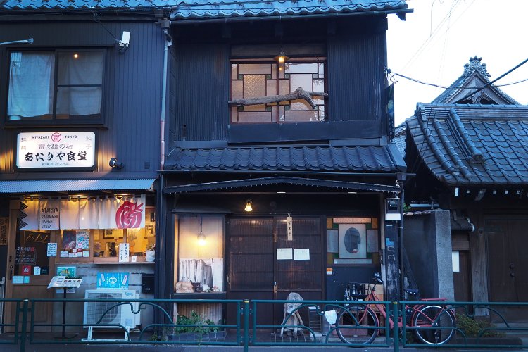 店は『あたりや食堂』の隣。ほんのり漏れる琥珀色の明かりを目指そう。