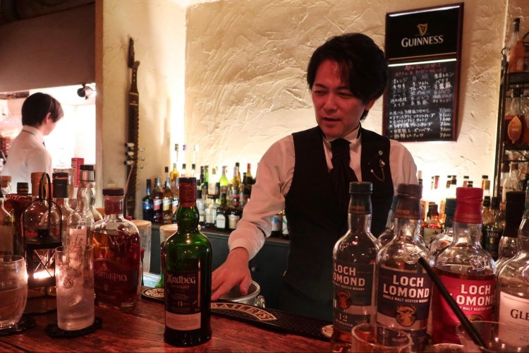 オーナーの保坂公一さん。彼のすすめるウイスキーを沢辺さんは信頼している。