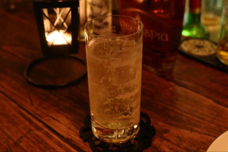 食事に合わせて保坂さんが選んでくれるハイボールを数杯。料理で使われているピンクペッパーにあわせて、ドリンクにも黒胡椒を添えるはからいに拍手した。