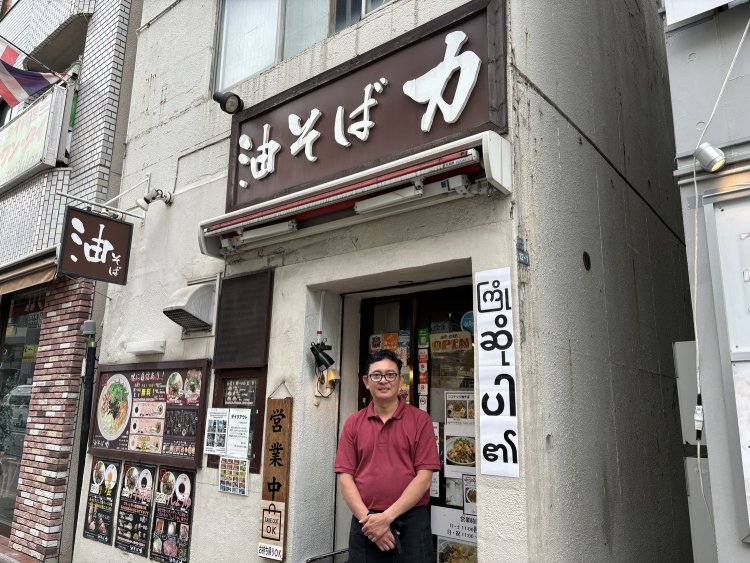 日本とミャンマーの食文化の架け橋となる場所を目指す、ミャンマー出身の店主アウン・アウン・ラインさん。