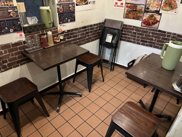 1階の奥と地下には、広々としたテーブル席。友人とおしゃべりしながら過ごすのも良さそう。