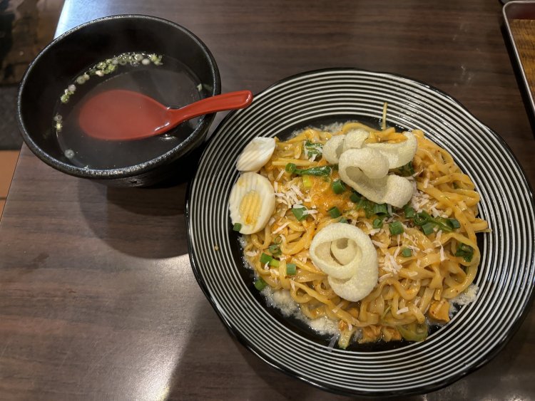 ココナッツ油そば1000円。油そばには全てスープがつくが、これはミャンマースタイルなのだとか。