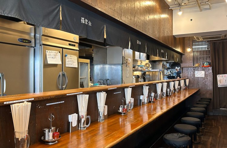 店内はカウンターが並ぶ。ラジオが流れる、アットホームな雰囲気。