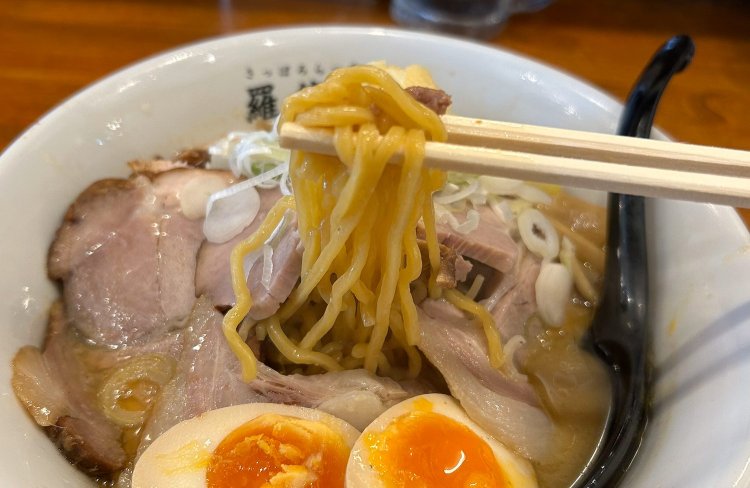 食べごたえのあるちぢれ麵。