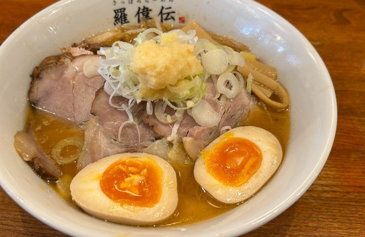 特のせみそ1300円。豚骨と強火で炒められたみその風味が香ばしい。