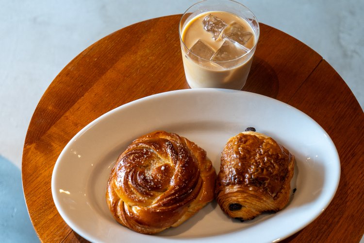 左からカルダモンロール350円とパンオショコラ450円。ラテはホット、アイスともに650円。