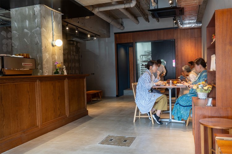 家具類はオーナーの小原さんが好むデンマークのものが中心。