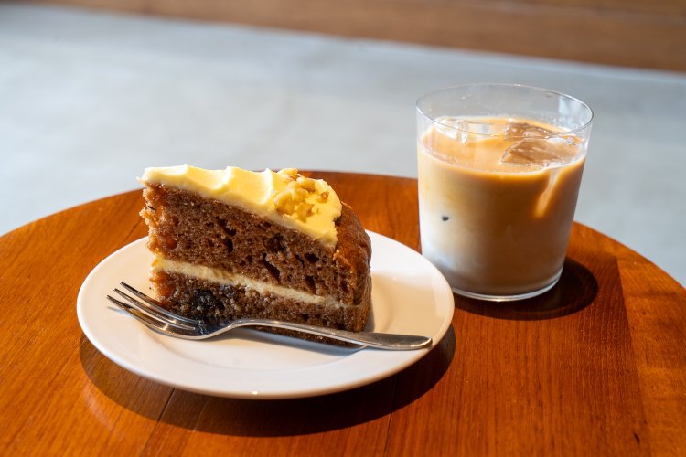 キャロットケーキ650円。ラテはホット、アイスともに650円。