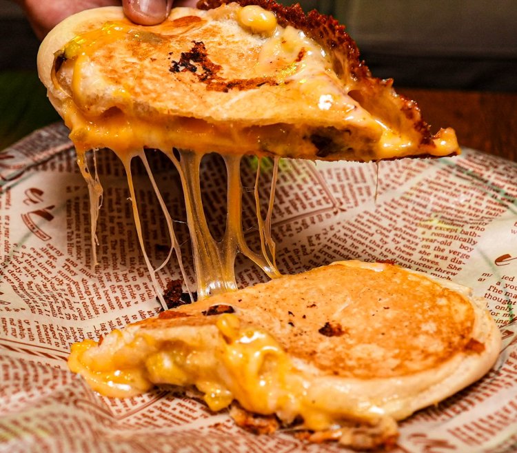 『Sandwich Boo』のさつま芋to色々チーズのホットサンド（フルサイズ）1000円。