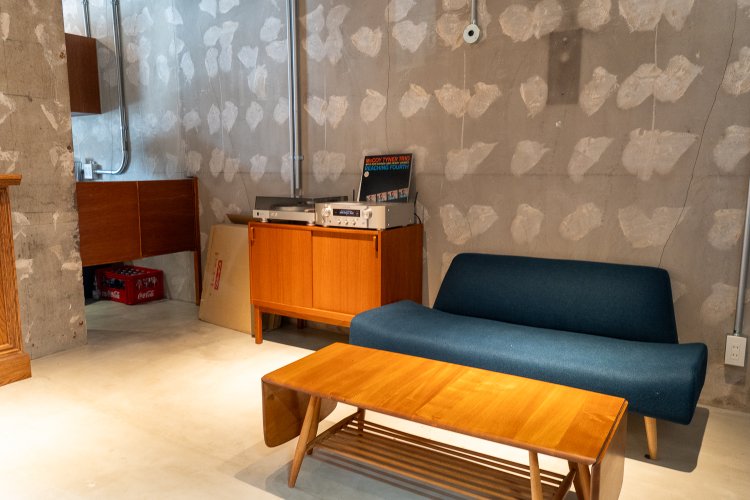 ソファ席の隣にはレコードプレーヤー。