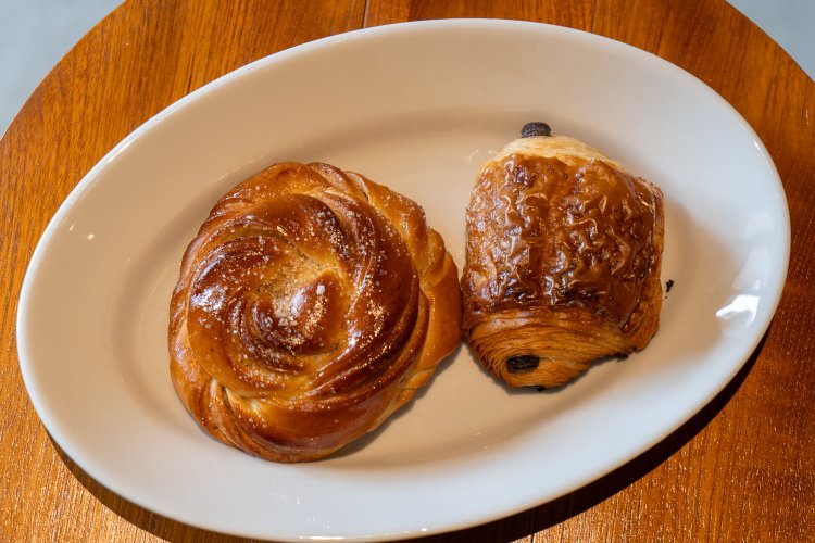 左からカルダモンロール350円とパンオショコラ450円。