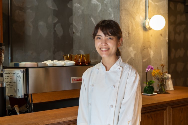 オーナーの小原愛さん。今もお菓子とパンの製造も行っている。