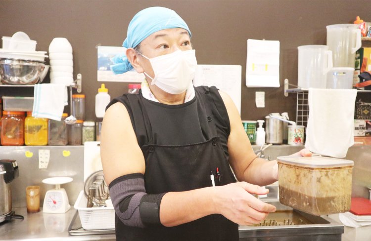 2年以上熟成させているという、伊吹島のアンチョビを見せてくれる長谷さん。