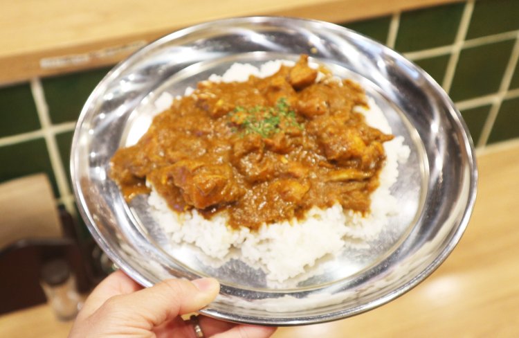 きらめく銀皿での提供もテンションアップのポイント。