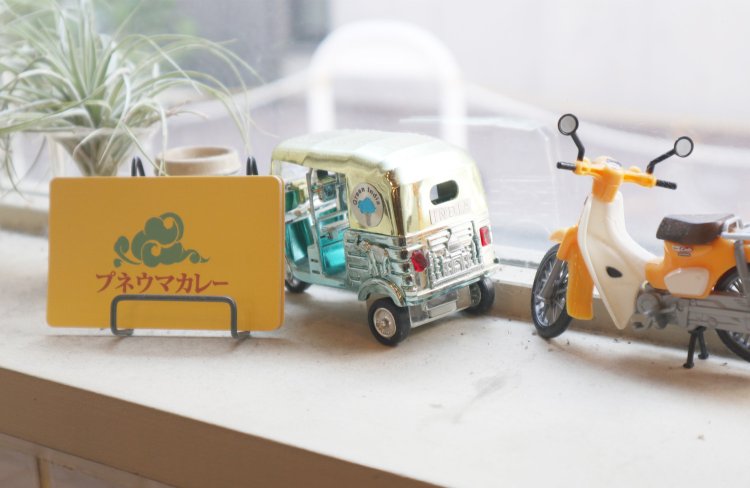 店内に飾られたショップカード。最近は忙しさのあまり、ランチ時に2時間ほどパートさんの手を借りてるのだとか。