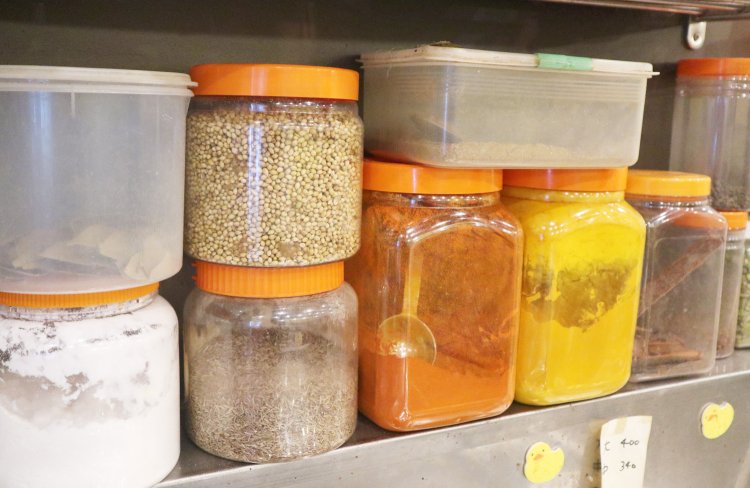 ガラムマサラやコリアンダーなど、カレーに使用するスパイスは約10種類ほど。