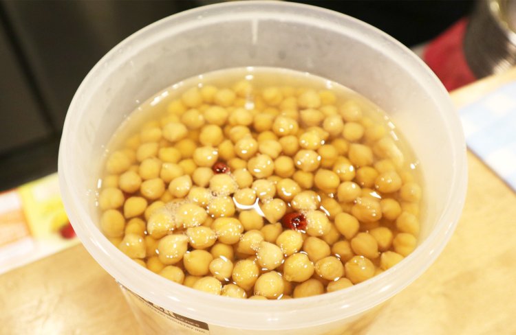 トッピングで人気のヒヨコ豆のピクルス。60円という破格の値段設定……！