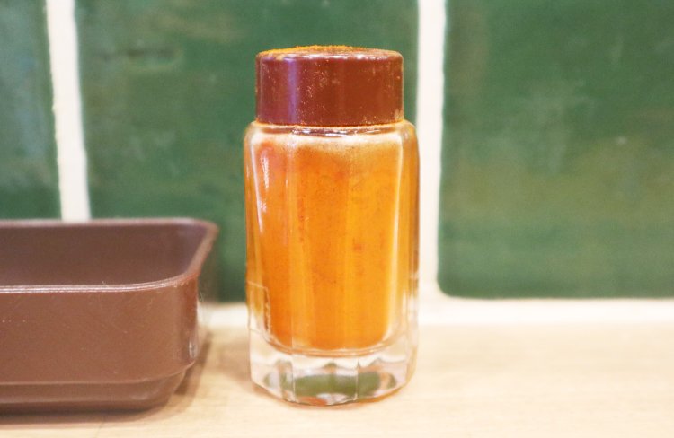 「誰でも食べやすいように」と辛さは控えめなので、激辛好きさんは卓上の唐辛子パウダーをかけていただこう。ちなみにこれがかなり辛い。