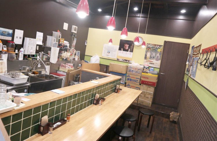 客席はカウンター席のみが8席。回転は早めなので、店外にカレー待ちの列ができても長時間並ぶことはないとのこと。