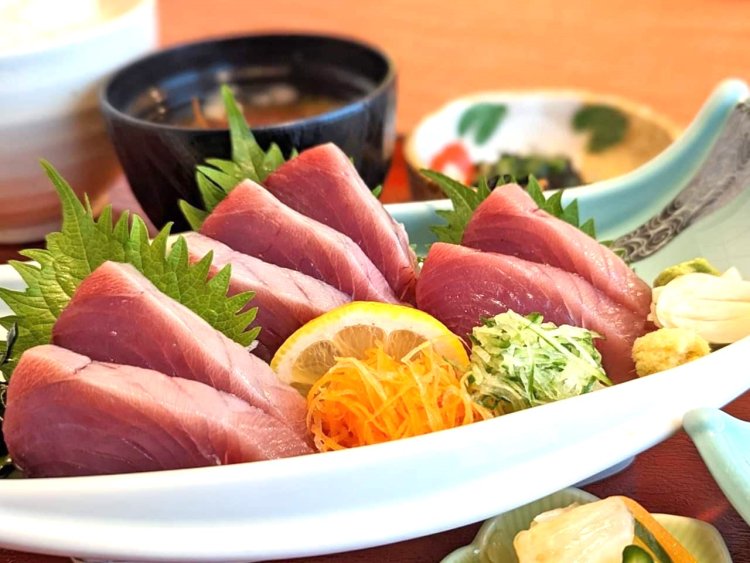 気仙沼の初ガツオは初夏の風物詩。ホヤがおいしくなるのもこの頃から 。