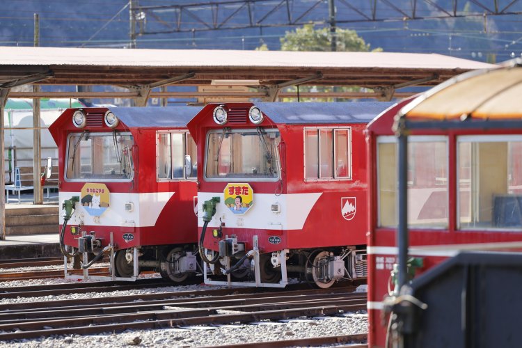 千頭駅で出発を待つ客車。井川線では客車・機関車それぞれに異なるヘッドマークや愛称がつけられている。