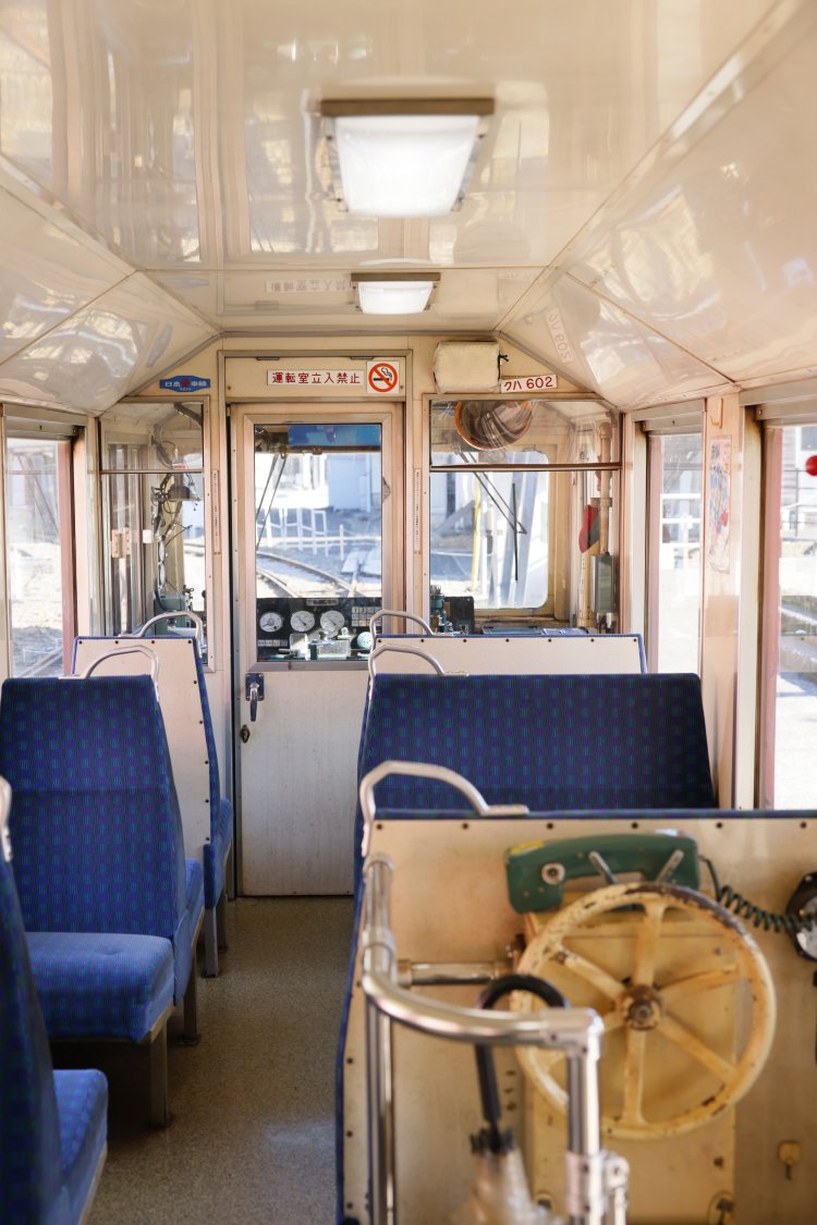 かわいいサイズ感の客車。窓も開くほか、全面展望も楽しめる。車両によってデザインが異なり、オープンエアのデッキがある車両も。