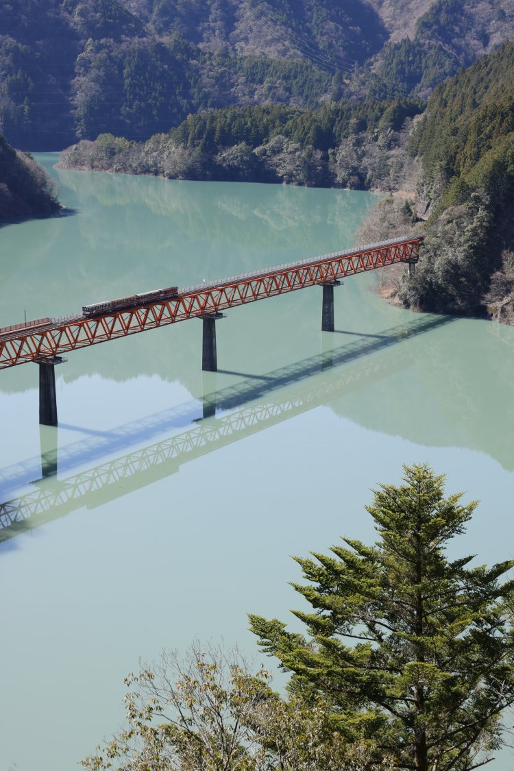 奥大井湖上駅を俯瞰できるパノラマポイントからの眺め。接岨湖に架かるレインボーブリッジを渡り、まもなく奥大井湖上駅に到着。