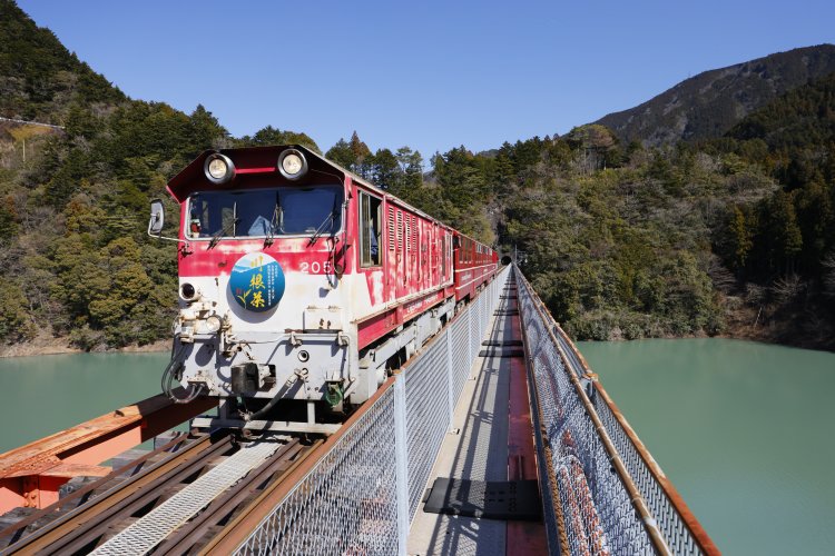 駅から北東側の橋は徒歩通行可能。湖上をゆく井川線を間近に見られる。