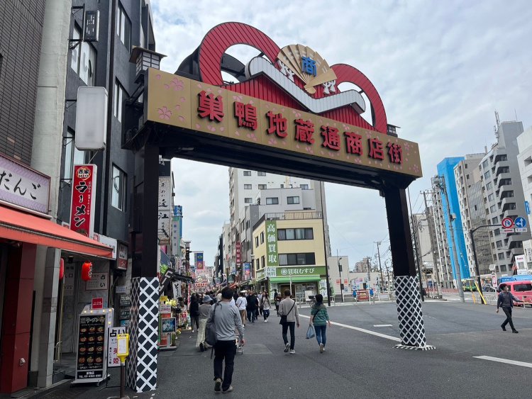 巣鴨地蔵通り商店街。