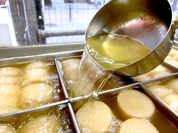 昆布でとった上品な出汁をたっぷり使用している。温かいおでんは通年提供。店頭で毎日仕込んでいる。