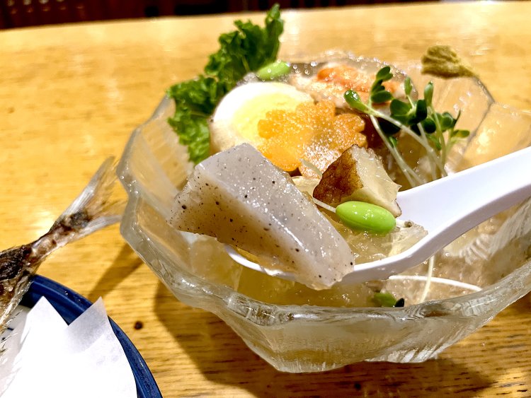 しっかり煮込まれたおでんだねが芯までひえひえだ！ トッピングのにんじんや枝豆、かいわれ大根が鮮やかで、目でも楽しませてくれる。