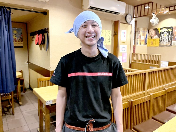 メニュー開発も行うスタッフのルインさん。肉団子揚げや炙りチャーシューは、クミンや八角など出身地のミャンマーの調理法を生かしスパイシーに仕上げた自信作。