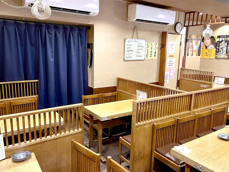 入口から奥に入ると写真のようなテーブル席と座敷席がある。