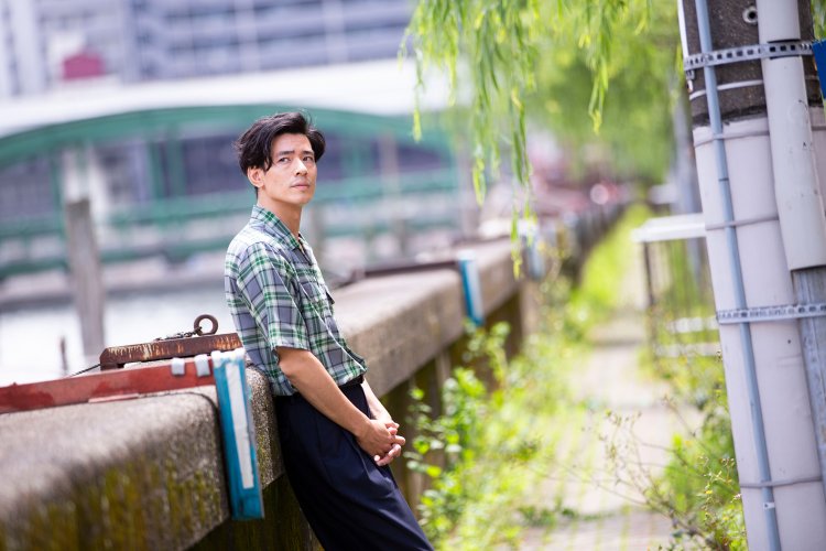 浅草橋から柳橋へ通じる歩道には柳の並木が。