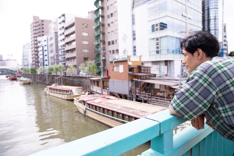 ドラマの撮影では川から見ていた景色を、浅草橋の上から見つめる中島さん。
