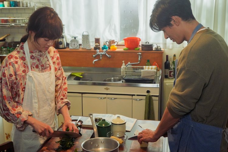 ふたりが料理をしている光景も、このドラマの見どころだ。（C）ＢS松竹東急／松竹撮影所