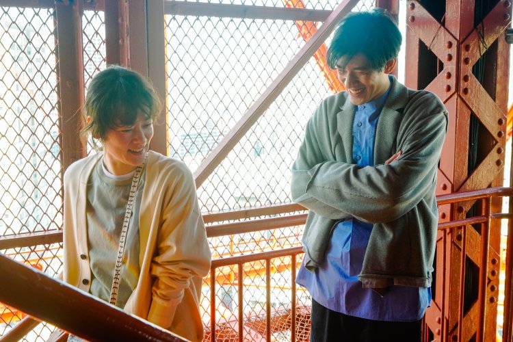 今作では、ジュンとヨシヲは東京タワーの外階段を上る。（C）ＢS松竹東急／松竹撮影所