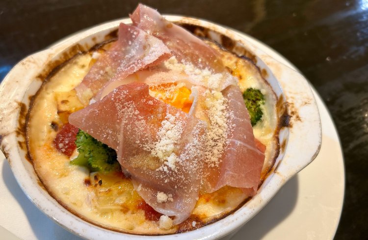 生ハムの間から玉子がのぞく。